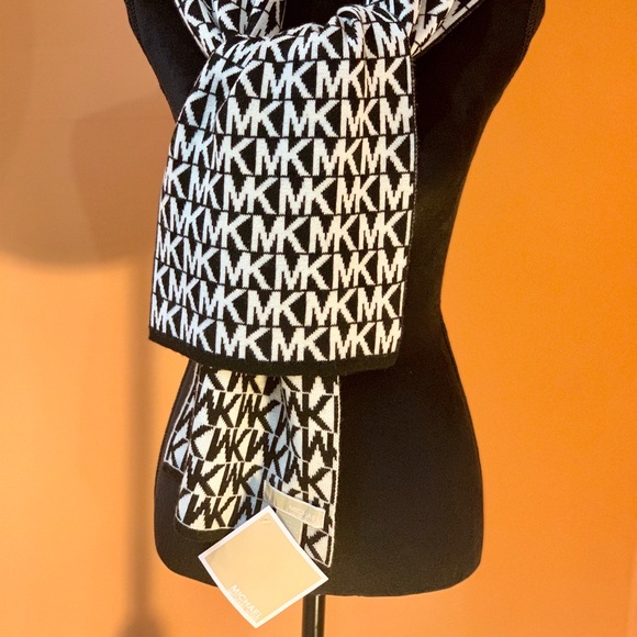 🧣MICHAEL KORS BRAND NEW SCARF/SHAWL WITH TAG - Picture 8 of 10